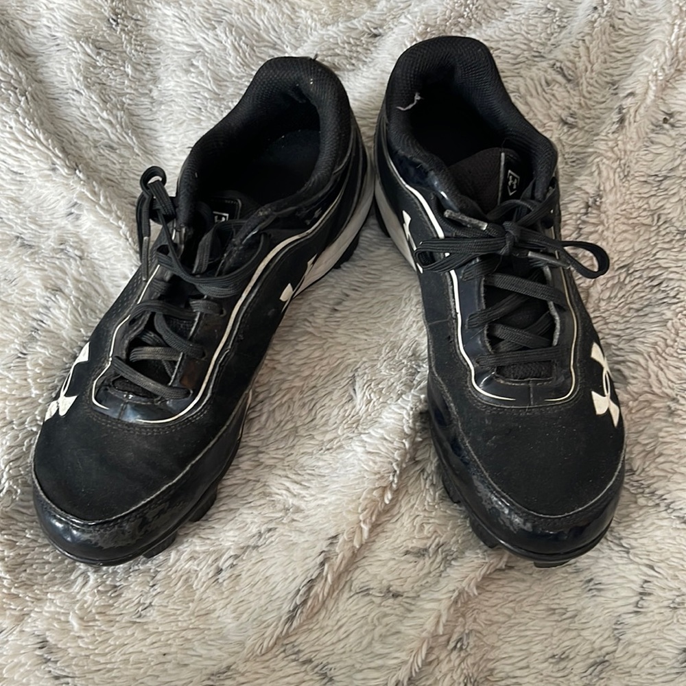 Youth football underarmer cleats